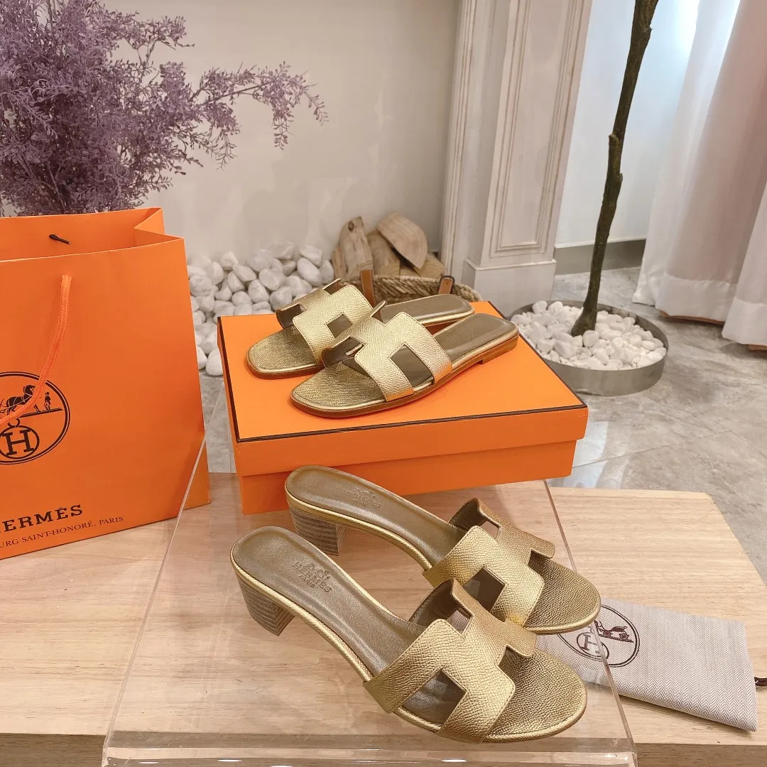 👟👟Ex-factory price 300👟👟 Genuine leather sole +40 🦄Hermès "Palm Print" has added new color sandals, "Year-round shipment" with three-dimensional concave and convex feeling on the classic "H" upper... It is a must-have item in your wardrobe, and it is magically versatile in this summer! This model fully demonstrates the classic Hermès style "palm print". Classic calfskin material ~ imported sheepskin. Lining 🐎Size: 34~42. Heel height ② type: low heel 1.5cm. Medium heel 4.5cm. Genuine leather sole +40 rubber sole.
